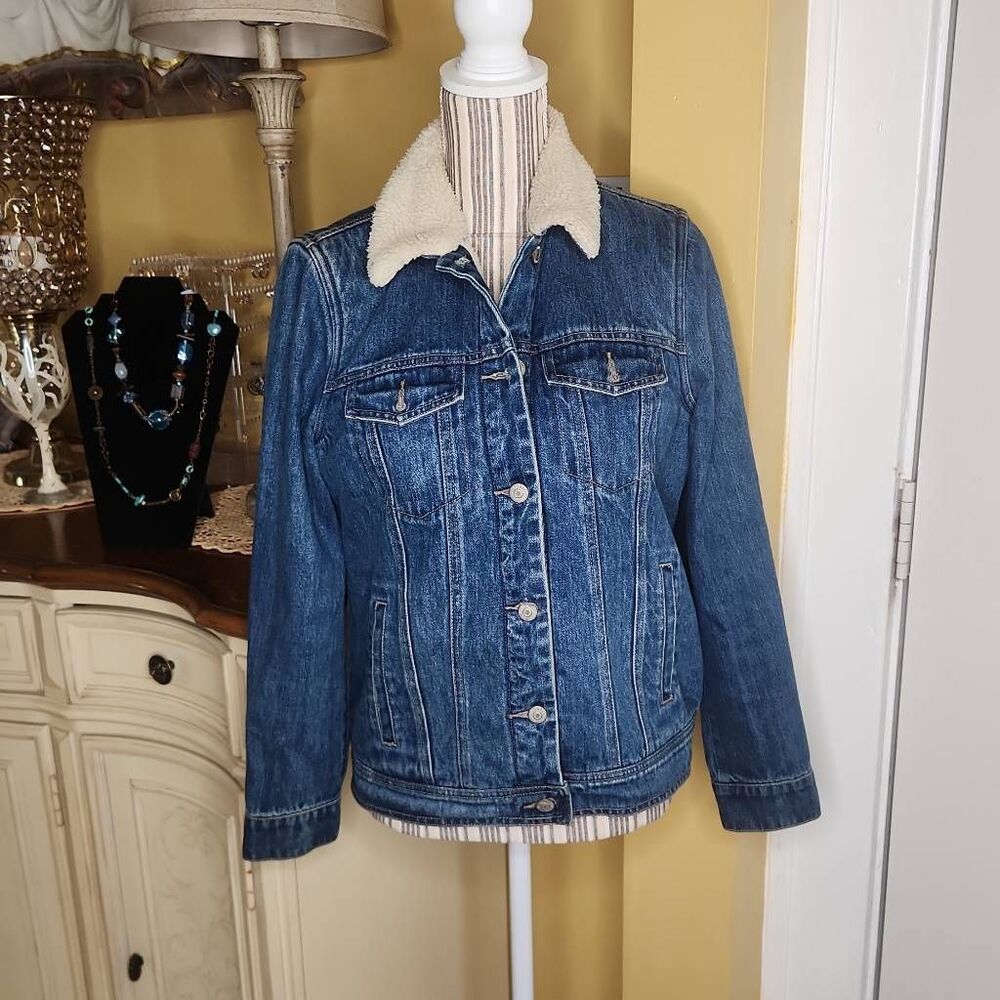 Old. Navy sherpa lined e medium wash denim jacket women's size M